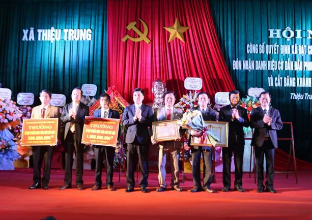 Thừa uỷ quyền Chủ tịch UBND tỉnh, lãnh đạo huyện Thiệu Hoá trao quyết định Công nhận xã Thiệu Trung đạt chuẩn nông thôn mới kiểu mẫu.