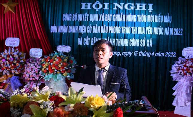Chủ tịch UBND xã Trần Ngoc Tùng báo cáo kết quả xây dựng NTM kiểu mẫu của xã Thiệu Trung