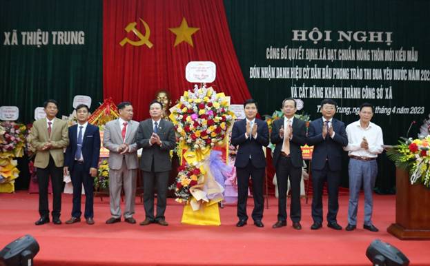 Các đồng chí lãnh đạo huyện tặng hoa cho Đảng bộ, Nhân dân xã Thiệu Trung