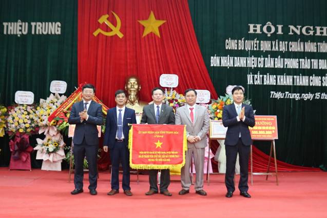 Thừa uỷ quyền Chủ tịch UBND tỉnh, lãnh đạo huyện trao cờ thi đua cho Nhân dân và cán bộ xã Thiệu Trung có thành tích xuất sắc, dẫn đầu phong trào thi đua yêu nước năm 2022.