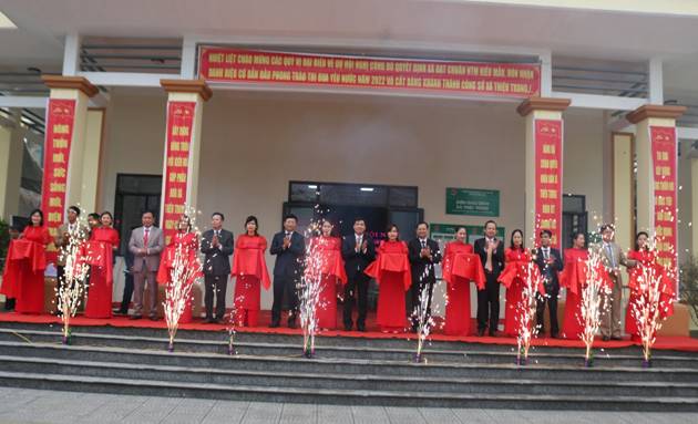 Các đồng chí lãnh đạo huyện Thiệu Hoá, lãnh đạo xã Thiệu Trung cắt băng khánh thành khu công sở xã.