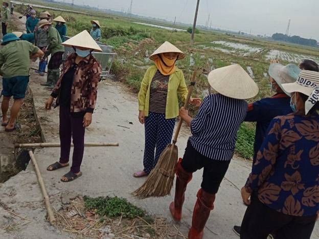Hội viên nông dân xã Thiệu Trung tham gia vệ sinh môi trường
