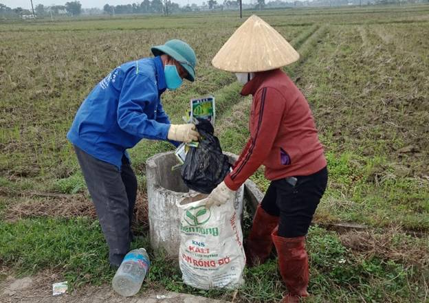 Hội nông dân xã Thiệu Trung tham gia vệ sinh đồng ruộng