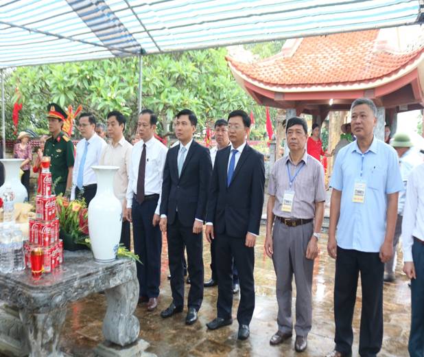 Các đồng chí lãnh đạo huyện thắp hương tại khu mộ Nhà sử học Lê Văn Hưu