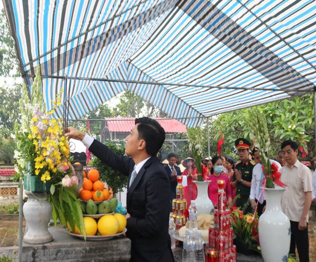 Bí thư Huyện ủy, Chủ tịch HĐND huyện Nguyễn Văn Biện dâng hương trước mộ cụ Lê Văn Hưu