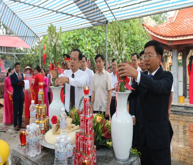 Phó Bí thư Thường trực huyện uỷ Đỗ Thế Bằng và Chủ tịch UBND huyện Nguyễn Thế Anh dâng hoa tại khu mô